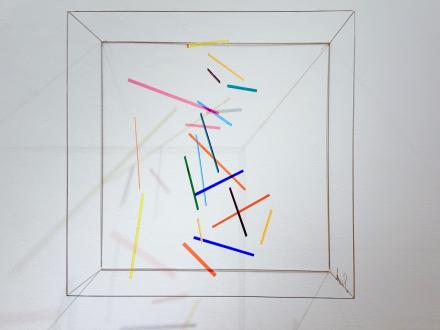 Rosali Schweizer, gemurmel, 2019, Acrylglas und V2A Draht, 50 x 50 x 20 cm