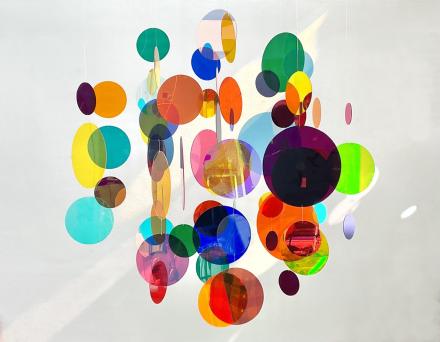 Rosali Schweizer, jackpot, 2024, Acrylglas und V2A-Draht, Dm 100 cm