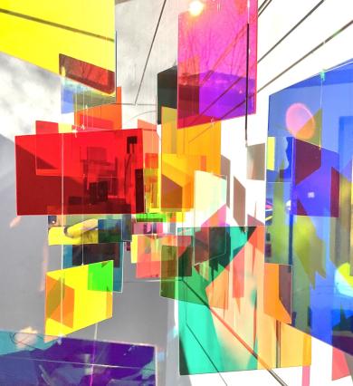 Rosali Schweizer, move On, 2025, Acrylglas und V2A-Draht, 41 x 160 x 27 cm, Detail