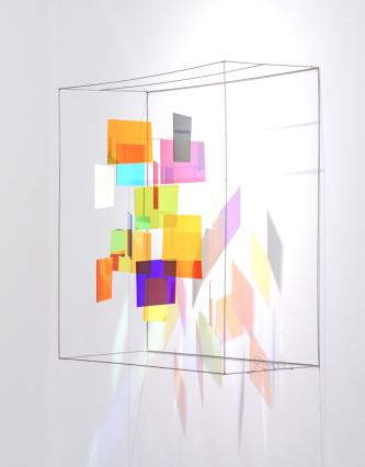 Rosali Schweizer, schräg mit System, 2025, Acrylglas und V2A Draht, 50 x 50 x 20 cm, Seitenansicht