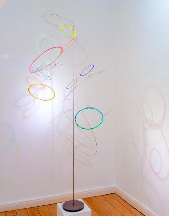 Rosali Schweizer, seraphin 5, 2019, Acrylglas und V2A Draht, Höhe 210 cm, ø ca. 110 cm, Ausstellungsansicht