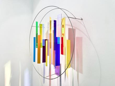 Rosali Schweizer, wide open, 2025, Acrylglas und V2A Draht, Dm 75 cm, T 20 cm, seitlich