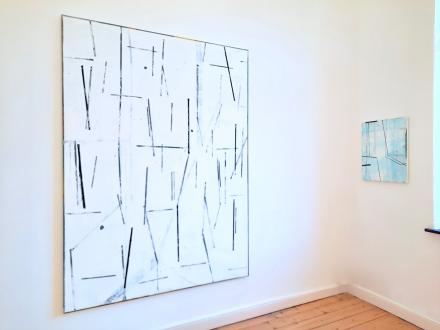 Rudy Lanjouw, 18.142, 2018, Acryl auf Leinwand, 190 x 140 cm und 15.259, 2015, Acryl auf Leinwand, 55 x 45 cm, Ausstellungsansicht