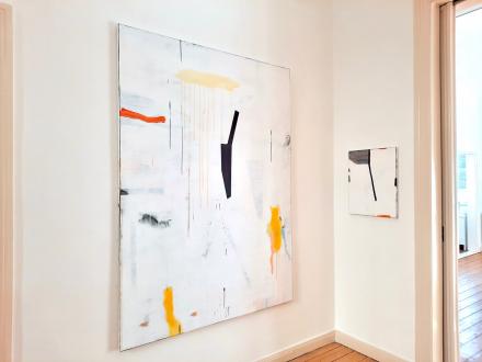 Rudy Lanjouw, 20.25 Hold on / Wait for me, 2020, Acryl auf Leinwand, 190 x 140 cm und 20.27, 2020, Acryl auf Leinwand, 55 x 45 cm, Ausstellungsansicht