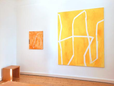 Rudy Lanjouw, 22.07, Acryl auf Leinwand, 2022, 75 x 65 cm und 22.12, 2022, mixed media auf Leinwand, 200 x 160 cm, Ausstellungsansicht