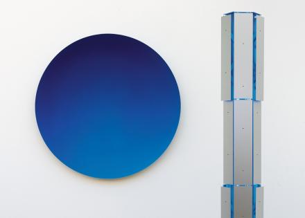 Heiner Thiel, wvz 679, 2018, eloxiertes Aluminium, ø 78 cm und Siegfried Kreitner, I 2015