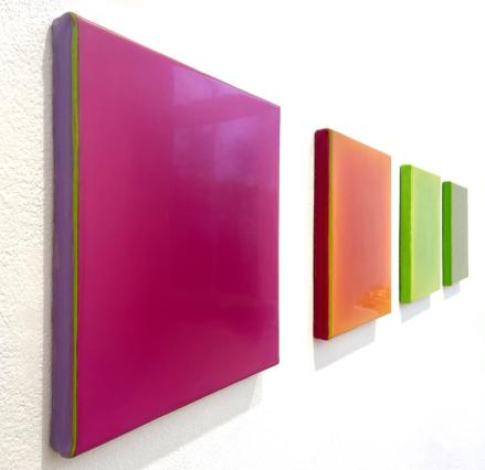 Yeunhi Kim, Blumenwiese, 2024, geschliffene Lasuren, Pigmente auf Reispapier auf Holz, 30 x 30 cm seitlich