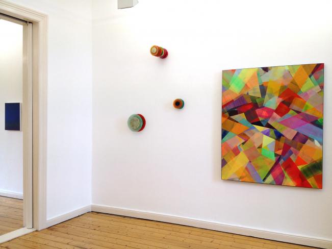 Bim Koehler, KE - 140.08, 2015, Pigmente und Glanzfirnis auf Kreidegrund und Holzkörper, Stahleinfassung, 140 x 110 x 5 cm, Ausstellungsansicht mit Harald Pompl Wandskulpturen