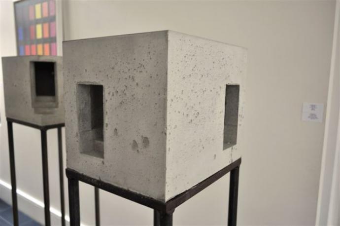 Denis Pondruel, Chambre mentale No. 108, 2012, Beton, 25 x 25 x 30 cm, links: chambre mentale No. 107