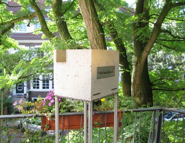 Denis Pondruel, Chambre mentale °o delicieux abri", 2012, Beton und Edelstahl, 25 x 25 x 30 cm, Außenstandort