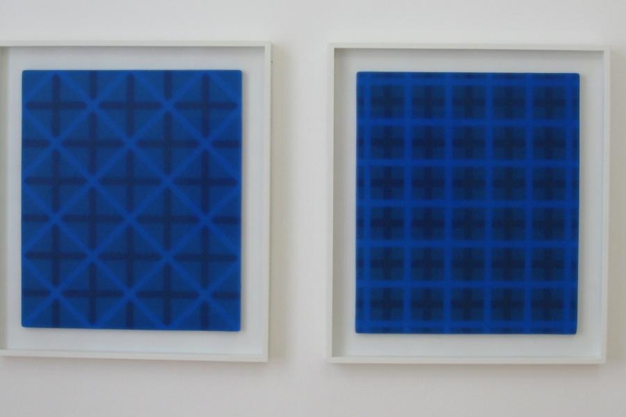 Edda Jachens Kreuzungen blau 2007 Acryl und Paraffin auf Holz je 54 x 46 cm2