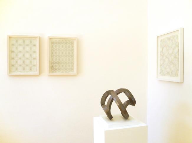 Edda Jachens, Kreise 030613 / 040613 . 2013, Graphit und Paraffin auf Bütten, je 36 x 26 cm, Mitte Robert Krainhöfner, Vierkantkugel . 2015, Stahl
