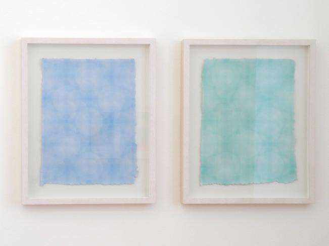 Edda Jachens, Kreise weiß . 2009/2010, Acryl und Paraffin auf Bütten, je 40 x 30 cm