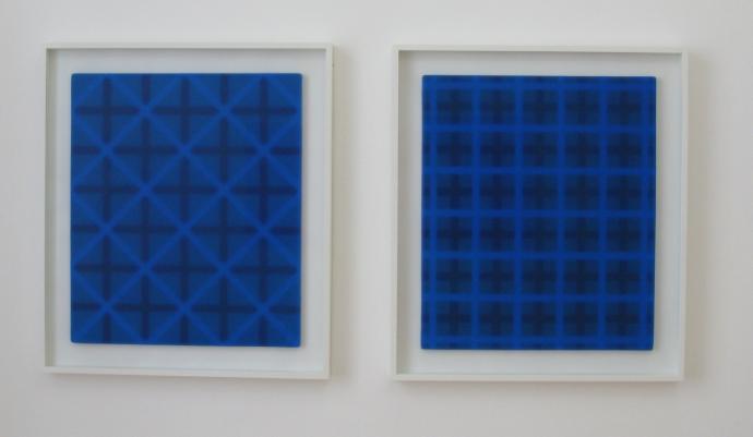Edda Jachens, Edda Jachens, Kreuzungen blau, 2007, Acryl und Paraffin auf Holz, je 54 x 46 cm