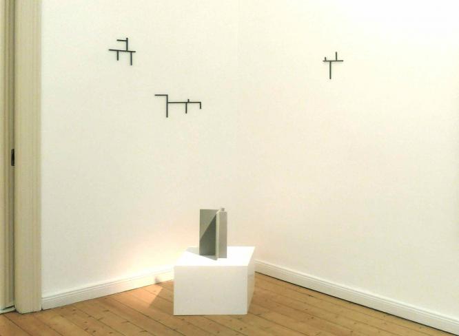 Ekkehard Neumann, Zwei Wandobjekte, 2010, geschwärztes Eisen, <br />
Wandobjekt und Bodenskulptur, 2004, verzinktes Eisen, Ausstellungsansicht, Galerie Corona Unger Bremen