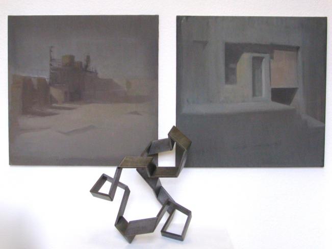 Fernando X. González, Casas . 2015, Öl auf Leinwand, je 60 x 60 cm (Ausstellungsansicht mit Robert Krainhöfner, Stahlband)