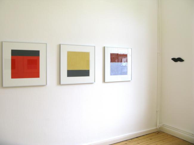 Jo Kuhn, Ausstellung Galerie Corona Unger "Farben im Dialog", Pastellkreide auf Velourspapier, je 40 x 40 cm, gerahmt 60 x 60 cm, (rechts: Cecilia Vissers . Wolkje . 2008 . Aufl. 25 . Stahl . 32 x 8 x 0.8 cm)<br />
