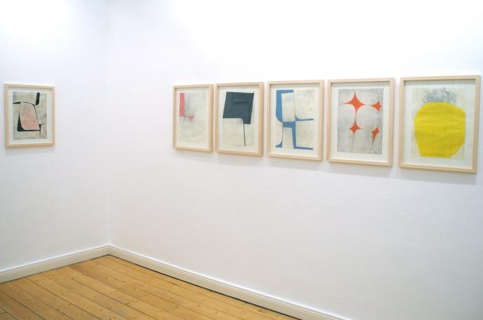 Katrin Bremermann, Sechs Zeichnungen . 2012 / 2013, Lack auf gewachstem Papier, je 40.5 x 29.7 cm, Ausstellungsansicht
