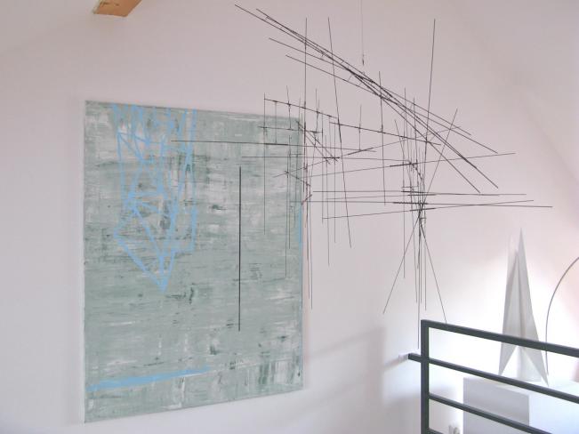 Knopp Ferro, Linienschiff 23-35, 2009, Eisen, 97 x 103 x 51 cm (Ausstellungsansicht mit Rudy Lanjouw, Malerei)