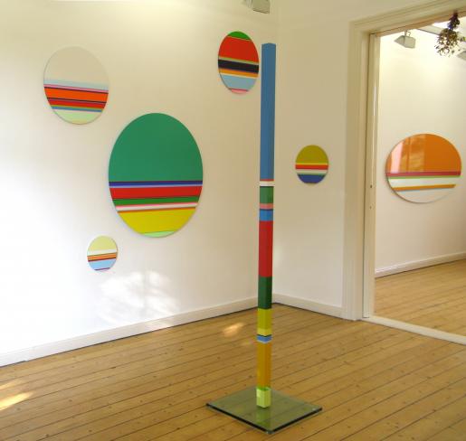 Nicholas Bodde, Farbstele I, 2014, Lack auf Aluminium, 220 x 6 x 6 cm, Kreisinstallation, Ausstellungsansicht