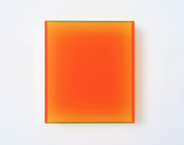 Regine Schumann, color mirror satin small knokke red, 2016, fluoreszierendes Acrylglas, 40 x 35 x 15 cm