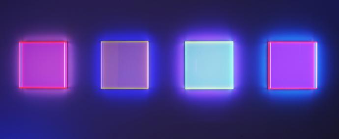 Regine Schumann, colormirrors, 2012, fluoreszierendes Acrylglas, je 52 x 52 x 6 cm, Schwarzlicht