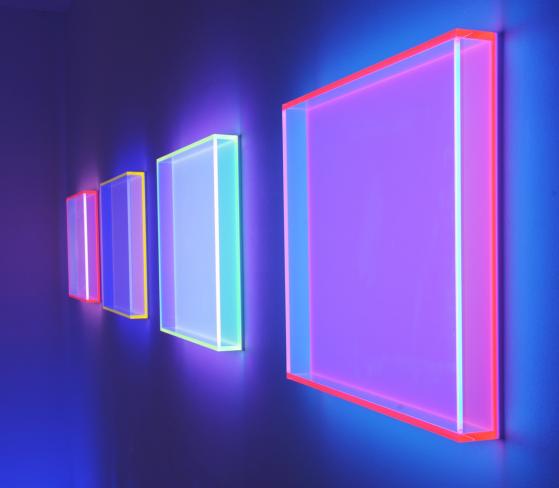 Regine Schumann, colormirrors, 2012, fluoreszierendes Acrylglas, je 52 x 52 x 6 cm, Seitenansicht Schwarzlicht