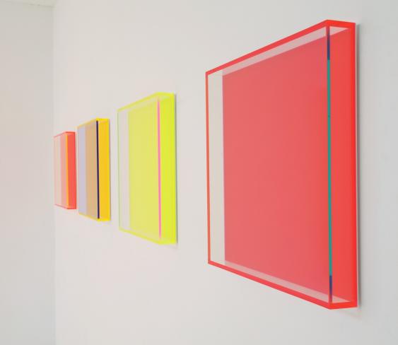 Regine Schumann, colormirrors, 2012, fluoreszierendes Acrylglas, je 52 x 52 x 6 cm, Seitenansicht