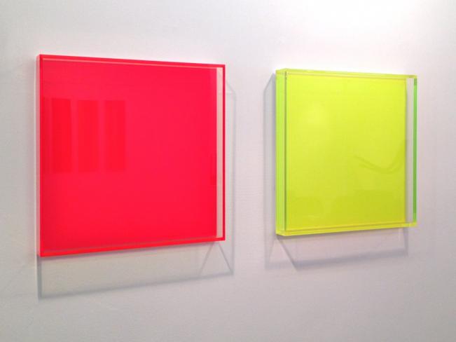 Regine Schumann, colormirrors, 2012, fluoreszierendes Acrylglas, je 52 x 52 x 6 cm