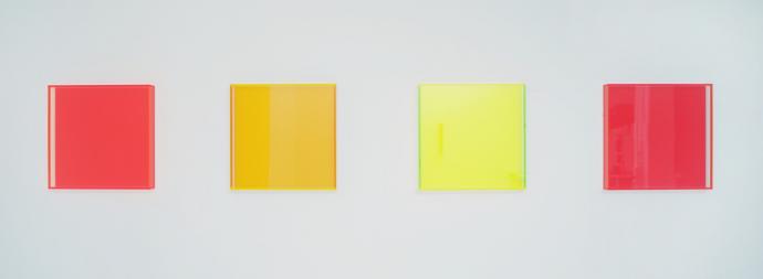 Regine Schumann, colormirrors, 2012, fluoreszierendes Acrylglas, je 52 x 52 x 6 cm