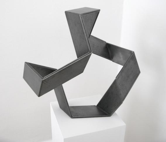 Robert Krainhöfner, 2 Meter Stahlband 12-fach gefaltet, 2013, Bandstahl 2 m x 8 cm, 41 x 33 x 50 cm
