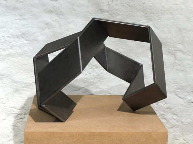Robert Krainhöfner, 2 Meter Stahlband 12-fach gefaltet, Aufstellvariation