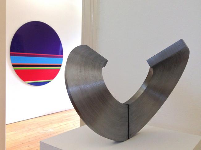 Robert Krainhöfner, Robert Krainhöfner, Ring 120° gedreht, 2015, Stahl, Höhe 27 cm, Ausstellungsansicht (mit Nicholas Bodde, Malerei)
