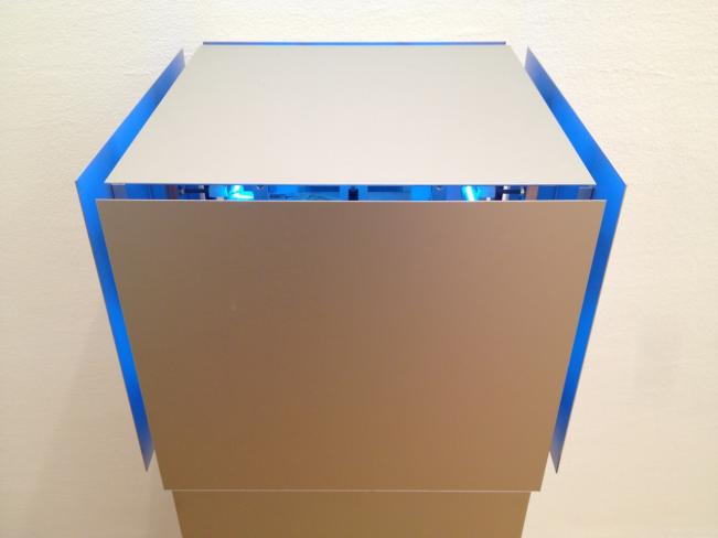 Siegfried Kreitner, Breathing Cube I, 2010, Aluminium, Neonsystem Blauentladung, 1 E-Motor 1U/min, 110 cm x 37-40 cm x 37-40 cm