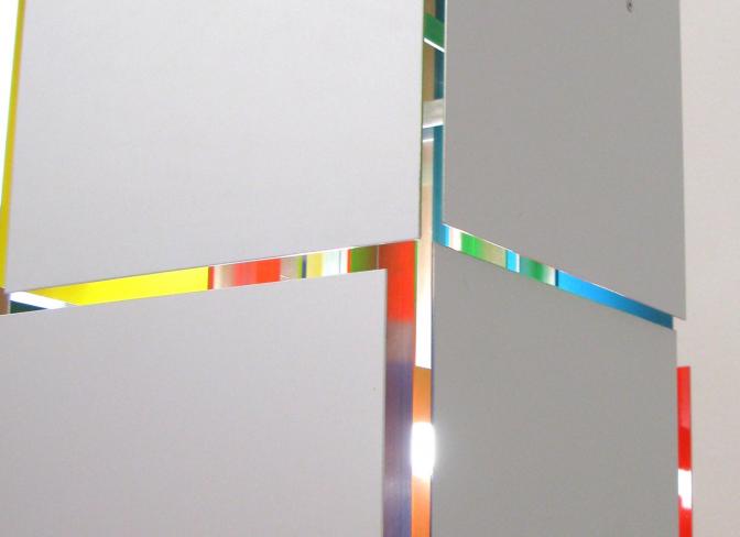 Siegfried Kreitner, II 2011, Aluminium . Neonsystem Weißentladung, Farbfolien . 1 E-Motor 1 U/min, 202 cm x 17-22 cm x 17-22 cm, Detailansicht