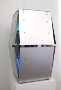 Siegfried Kreitner, IV 2015, Aluminium, Neonsystem Blauentladung, Farbfolien, 1 E-Motor 1 U/min, 50 x 25-33 x 25-33 cm