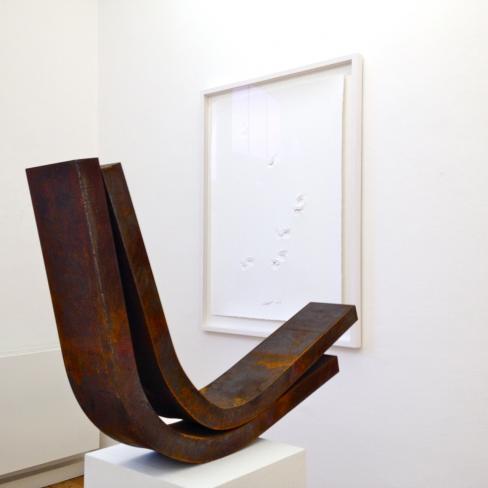 Thomas Röthel, Bezug . 2016 . 57 x 87 x 15 cm und Prägedruck . 2016, 107 x 77 cm, gerahmt 124 x 91 cm
