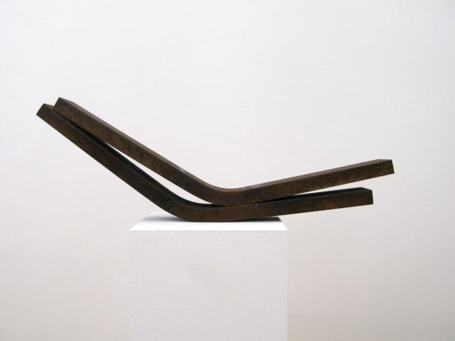Thomas Röthel, Liegende, 2007, Stahl, 20 x 56 x 7 cm