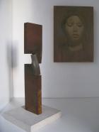 Thomas Röthel, Drehung . 2015, Stahl . Höhe 40 cm (rechts: Fernando X. González, Öl auf Holz)