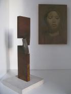 Thomas Röthel, Drehung, 2015, Stahl, Höhe 40 cm und Fernando X. González, Nina, Öl auf Holz