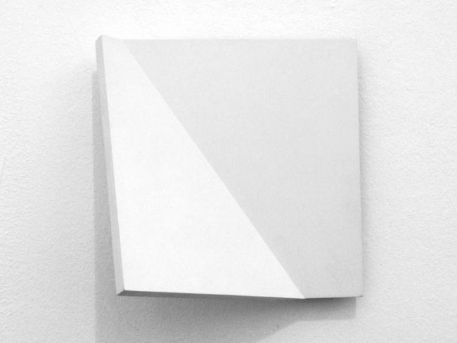 Tom Mosley, Schattenrelief, 1991, Lack auf MDF, 20 x 20 x 10 cm 
