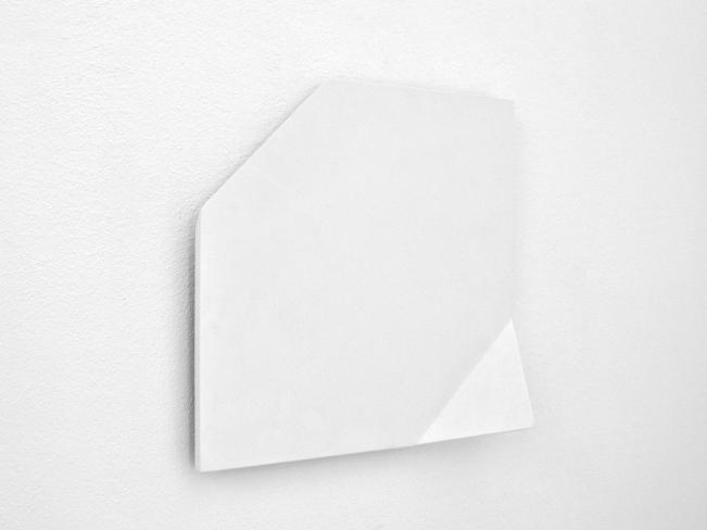 Tom Mosley, Schattenrelief, 1992, Lack auf MDF, 30 x 30 x 6 cm