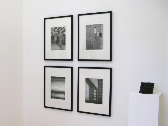 Wolfgang Sümmermann, Alte Saline 1 . 3-5, 2012/2013, LaserPrint auf Silber-Gelatine-Barytpapier, 33 x 24.9 cm . gerahmt 60 x 45 cm, Ausstellungsansicht, rechts: Robert Krainhöfner